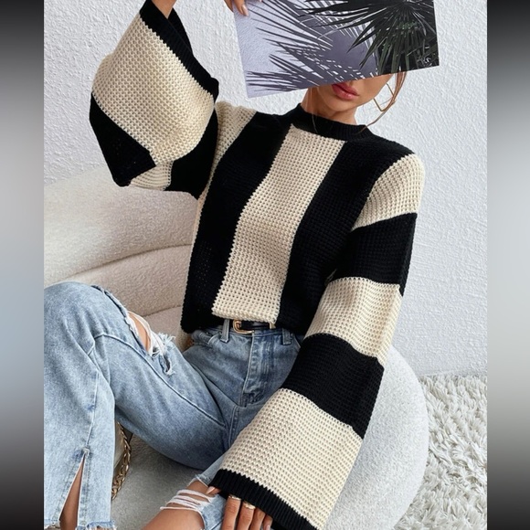 Black and ivory Two Tone striped Drop Shoulder knit Sweater - bell sleeves - Picture 3 of 3